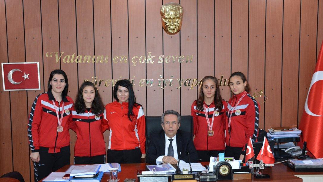 Köyceğiz Belediyespor Bayan Güreş Takımından Milli Eğitim Müdürü Fazıl Karabağı Ziyaret