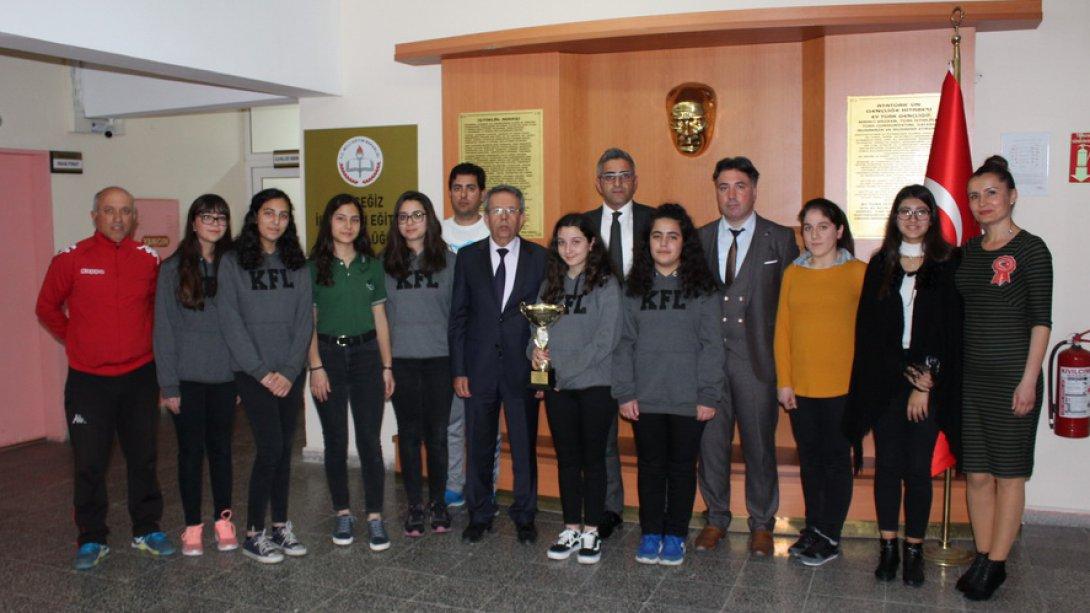 Milli Eğitim Müdürü Fazıl KARABAĞ, öykü, şiir yarışmalarında ve satranç turnuvasında dereceye giren öğrencileri kabul etti