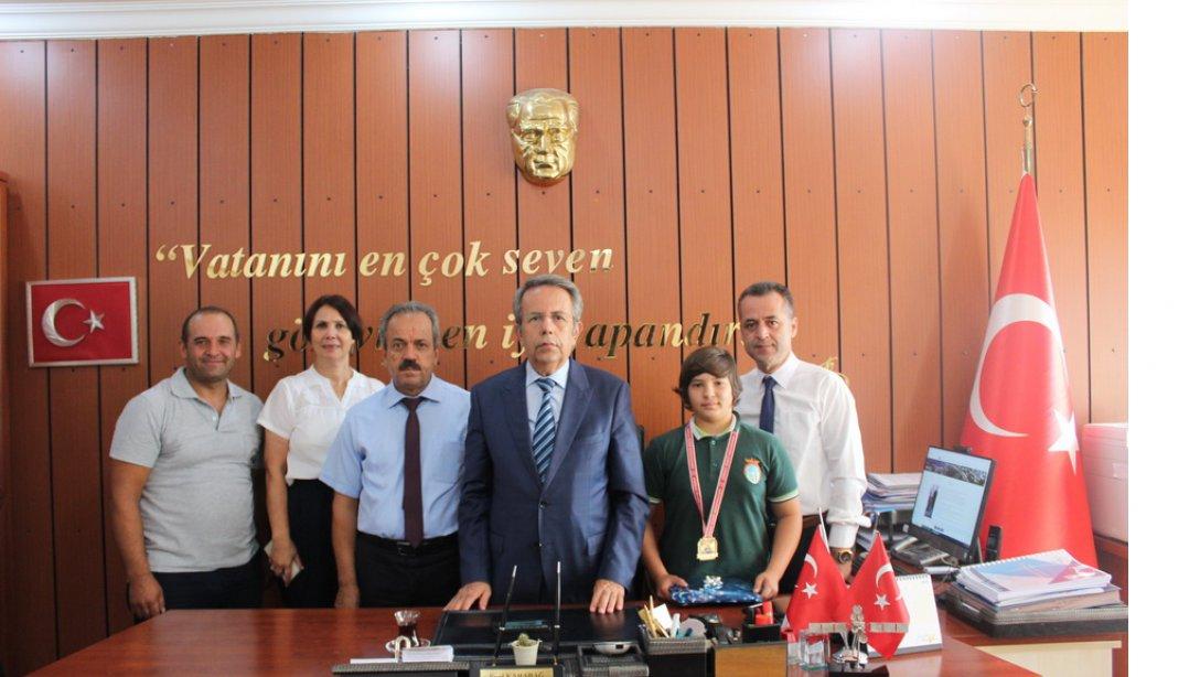 Türkiye Şampiyonu Sevgi KESER, Milli Eğitim Müdürü Fazıl KARABAĞ'ı Makamında Ziyaret Etti