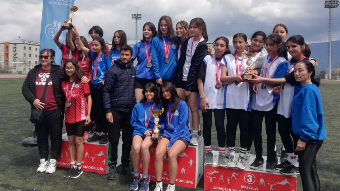 Yıldız Kızlar Atletizm Yarışmalarında Atatürk Ortaokulu İl Birincisi Oldu