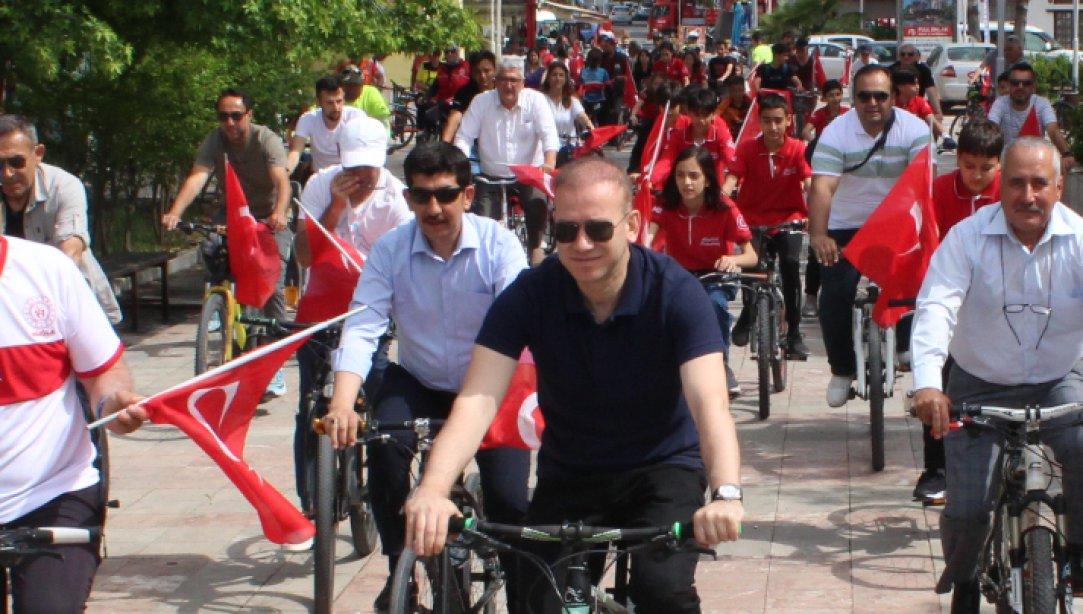 19 Mayıs Atatürk'ü Anma, Gençlik ve Spor Bayramı kapsamında bisiklet turu ve kano etkinliği düzenlendi