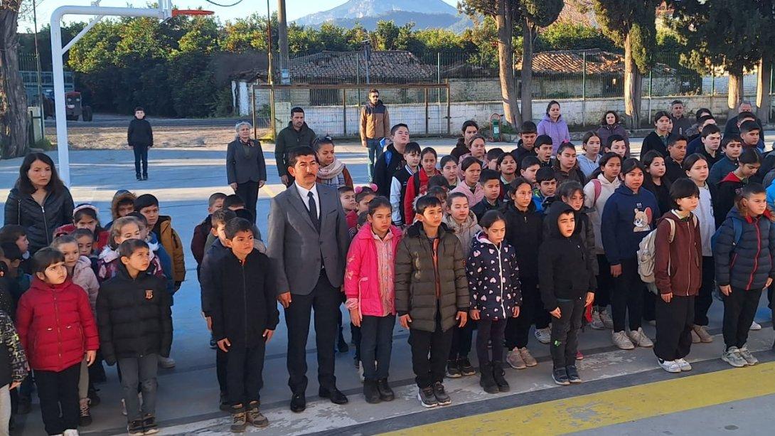 Deprem Şehitleri Anısına Tüm Okullarımızda Saygı Duruşu Programı Gerçekleştirildi