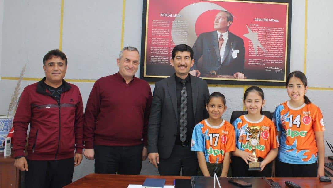 Öğrencilerimiz Milli Eğitim Müdürü Kerem KARAHAN'ı Makamında Ziyaret Etti
