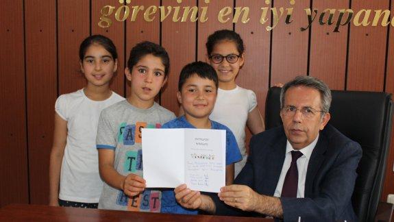 Pınar Kulfat İlkokulu 4-B Sınıfı Genç Kalemler öğrencileri Çocukların Masalları isimli kitaplarını çıkardılar