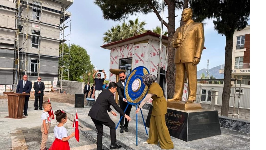 23 Nisan Kutlama Programı Milli Eğitim Müdürü Kerem KARAHA'ın Atatürk Anıtına çelenk sunması ile başladı.