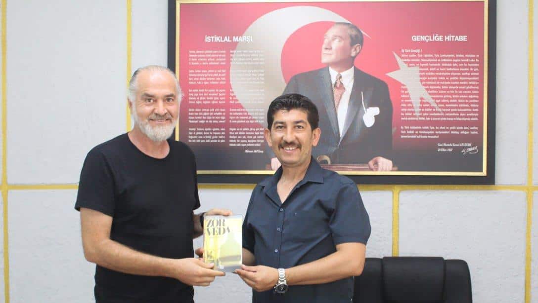 Öğretmenimizden İlçe Milli Eğitim Müdürümüz Sayın Kerem KARAHAN'a Kitap Takdimi